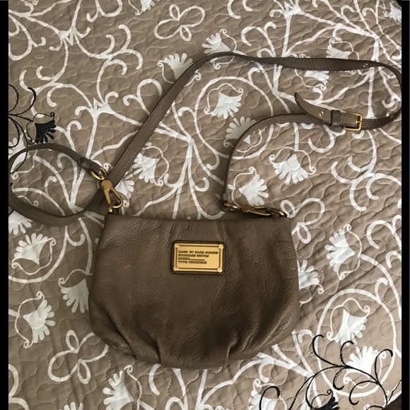 Marc Jacobs Handbags - Marc Jacobs crossbody purse